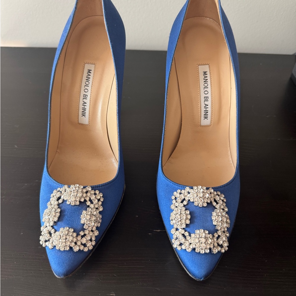 Manolo Blahnik Blue Heels Hangisi